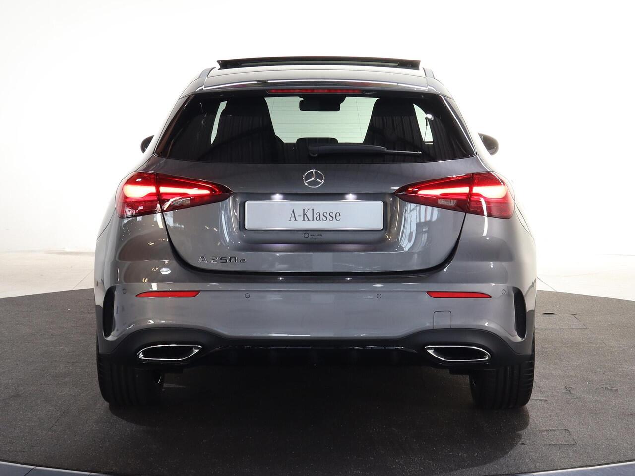 Mercedes-Benz A-KLASSE 250e Business Solution AMG | Panoramaschuifdak | Stoelverwarming | Achteruitrijcamera | MULTIBEAM LED | Nightpakket |