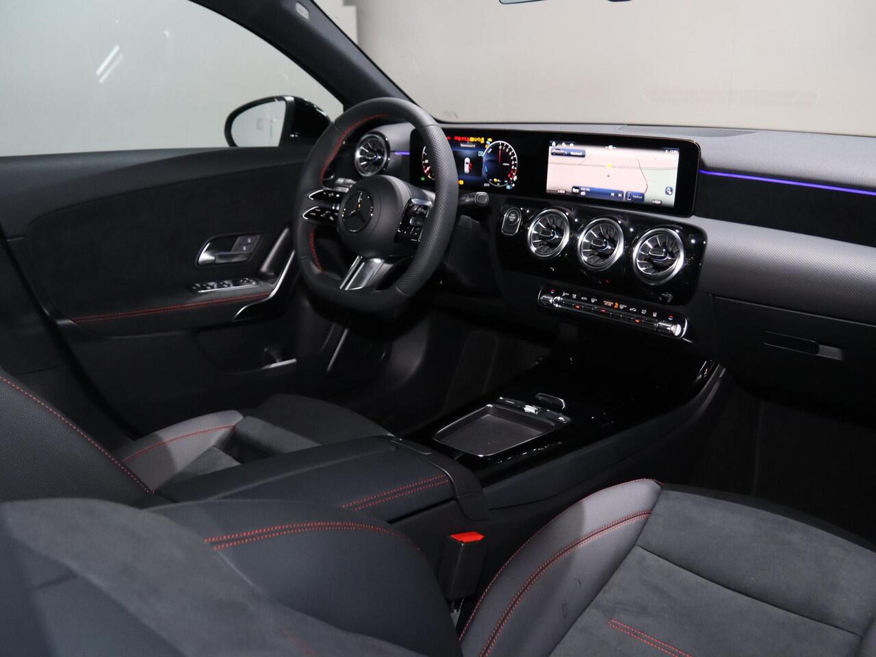 Mercedes-Benz A-KLASSE 250e Business Solution AMG | Panoramaschuifdak | Stoelverwarming | Achteruitrijcamera | MULTIBEAM LED | Nightpakket |