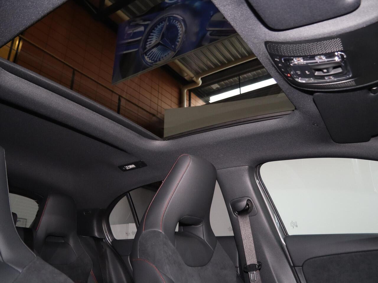 Mercedes-Benz A-KLASSE 250e Business Solution AMG | Panoramaschuifdak | Stoelverwarming | Achteruitrijcamera | MULTIBEAM LED | Nightpakket |