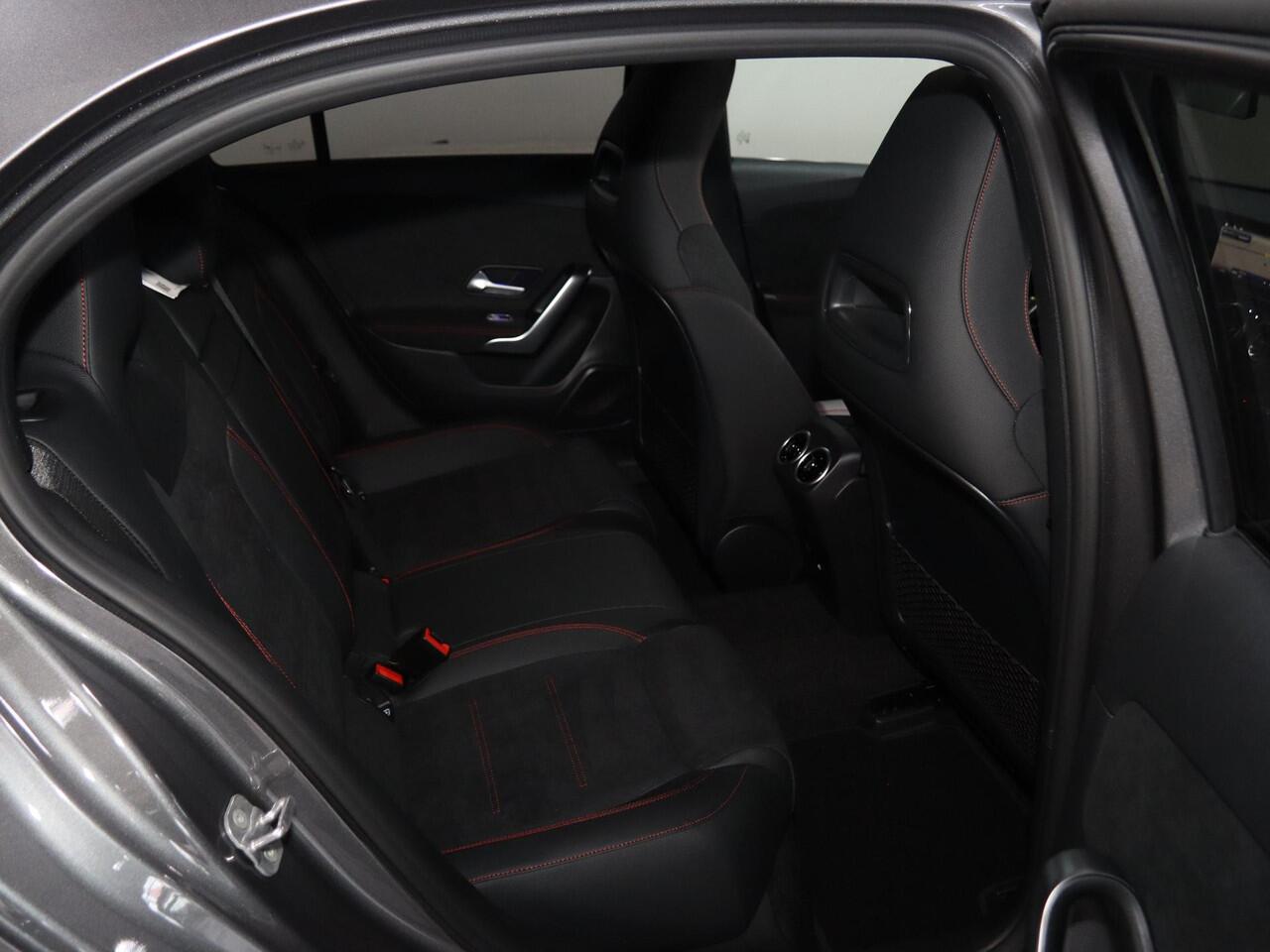 Mercedes-Benz A-KLASSE 250e Business Solution AMG | Panoramaschuifdak | Stoelverwarming | Achteruitrijcamera | MULTIBEAM LED | Nightpakket |