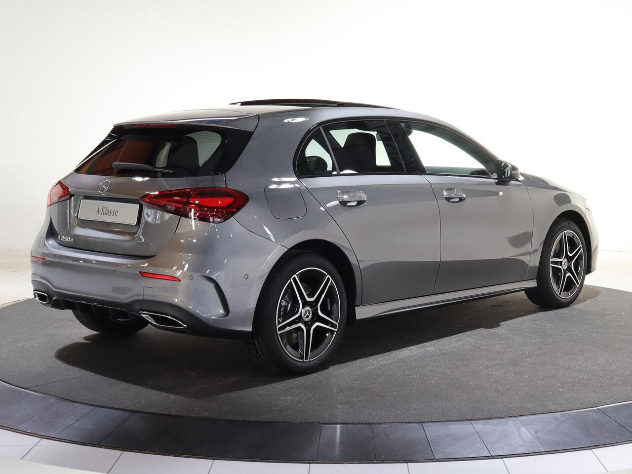 Mercedes-Benz A-KLASSE 250e Business Solution AMG | Panoramaschuifdak | Stoelverwarming | Achteruitrijcamera | MULTIBEAM LED |