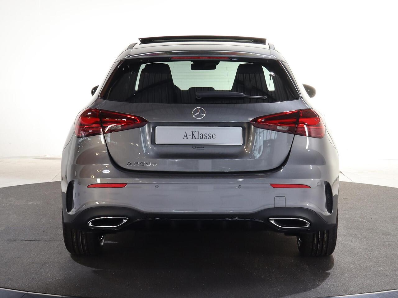 Mercedes-Benz A-KLASSE 250e Business Solution AMG | Panoramaschuifdak | Stoelverwarming | Achteruitrijcamera | MULTIBEAM LED |