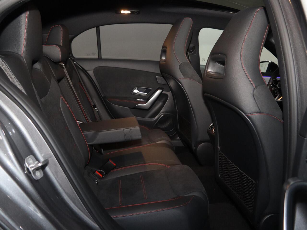 Mercedes-Benz A-KLASSE 180 Business Solution AMG | Panoramaschuifdak | Premium plus | Head-Up | Stoelverwarming | Achteruitrijcamera | MULTIBEAM LED |