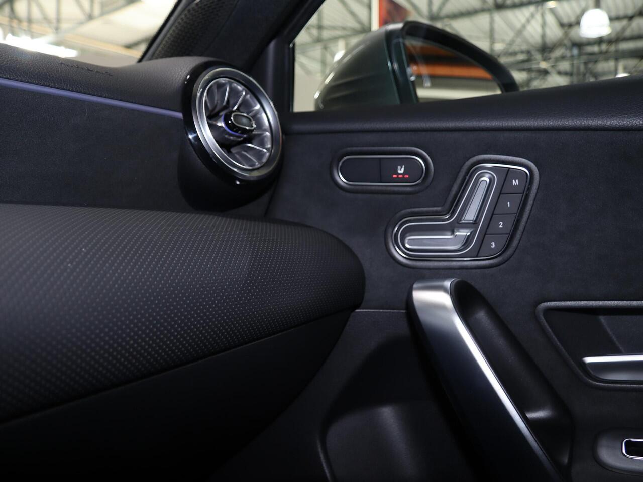 Mercedes-Benz A-KLASSE 250e Business Solution AMG | Panoramaschuifdak | Premium Plus | Head-up display | Dodehoekassistent |
