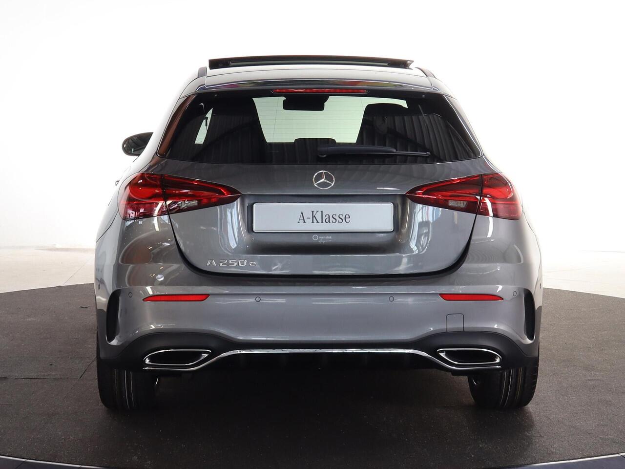 Mercedes-Benz A-KLASSE 250e Business Solution AMG | Panoramaschuifdak | Premium Plus | Head-up display | Dodehoekassistent |