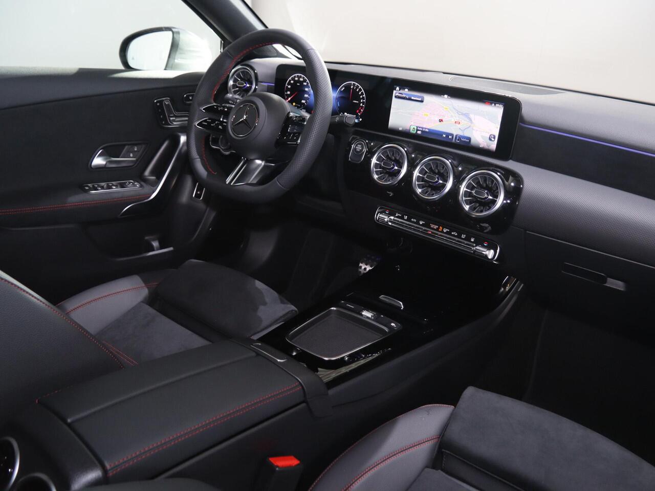 Mercedes-Benz A-KLASSE 250e Business Solution AMG | Panoramaschuifdak | Premium Plus | Head-up display | Dodehoekassistent |