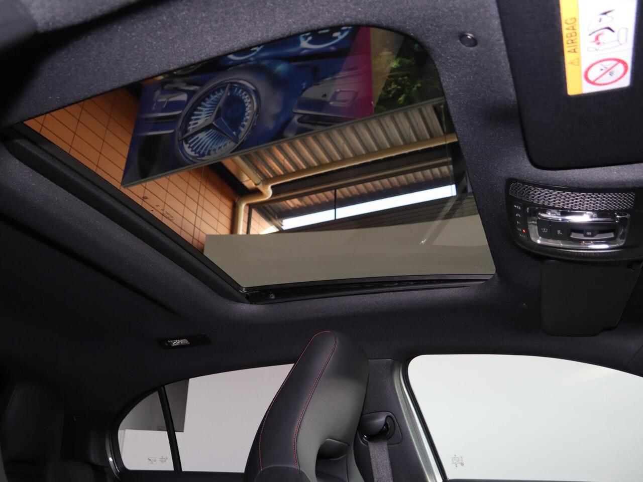 Mercedes-Benz A-KLASSE 250e Business Solution AMG | Panoramaschuifdak | Premium Plus | Head-up display | Dodehoekassistent |