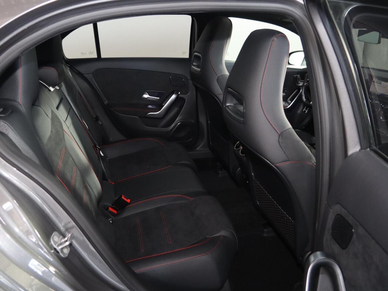 Mercedes-Benz A-KLASSE 250e Business Solution AMG | Panoramaschuifdak | Premium Plus | Head-up display | Dodehoekassistent |