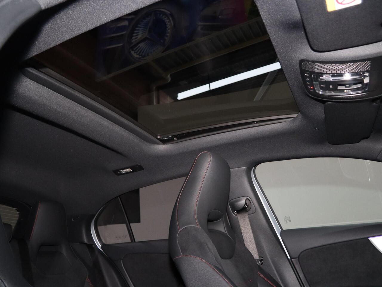 Mercedes-Benz A-KLASSE 180 Business Solution AMG | Panoramaschuifdak | Premium plus | Head-Up | Stoelverwarming | Achteruitrijcamera | MULTIBEAM LED |