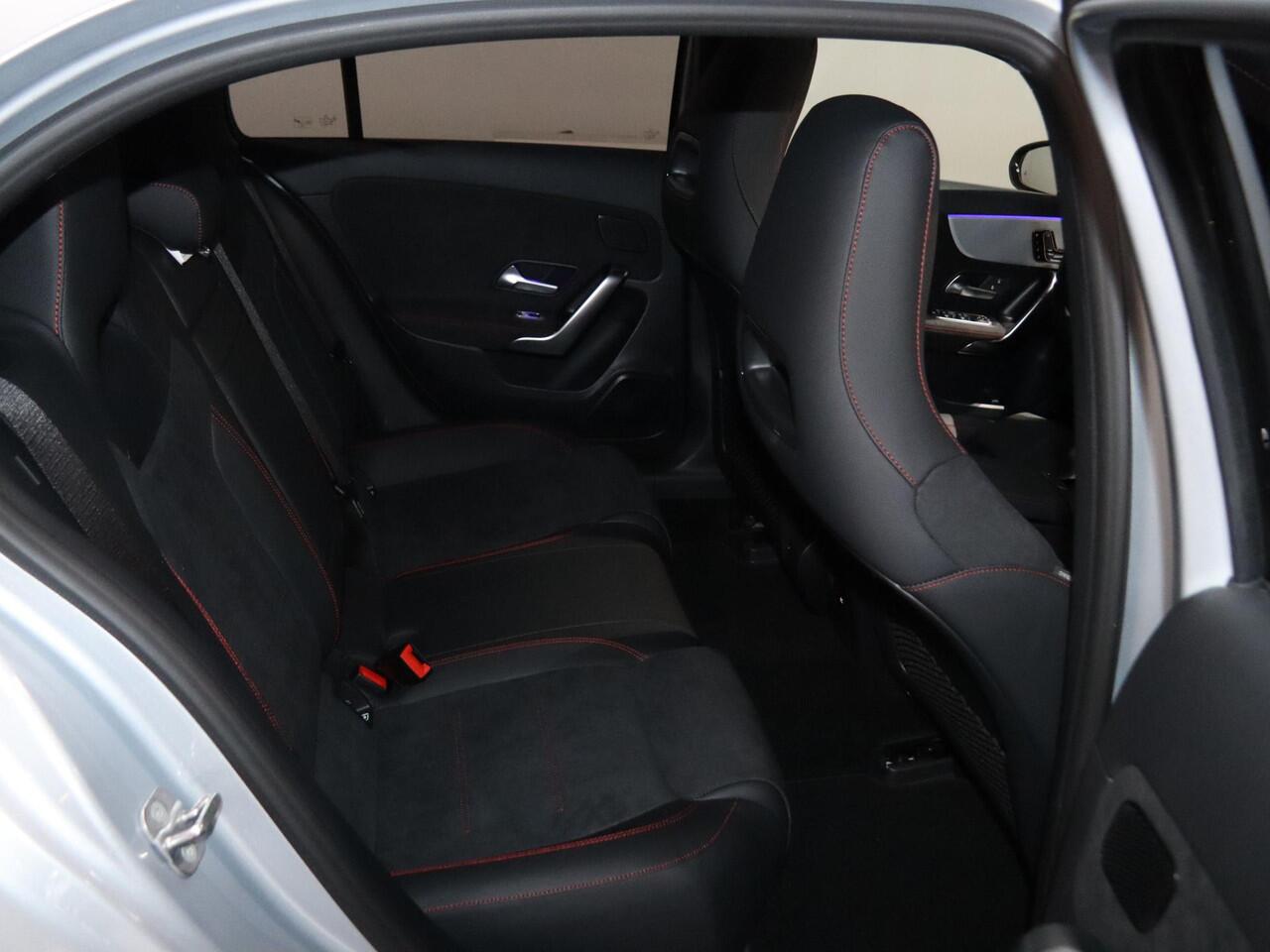 Mercedes-Benz A-KLASSE 180 Business Solution AMG | Panoramaschuifdak | Premium plus | Head-Up | Stoelverwarming | Achteruitrijcamera | MULTIBEAM LED |