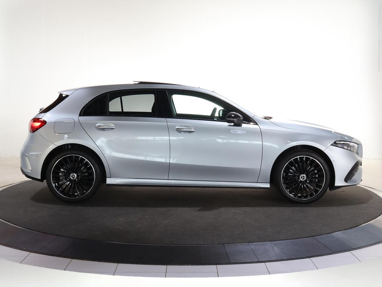 Mercedes-Benz A-KLASSE 250e Business Solution AMG | Panoramaschuifdak | Premium Plus | 19"AMG-velgen | Head-up display | Dodehoekassistent |