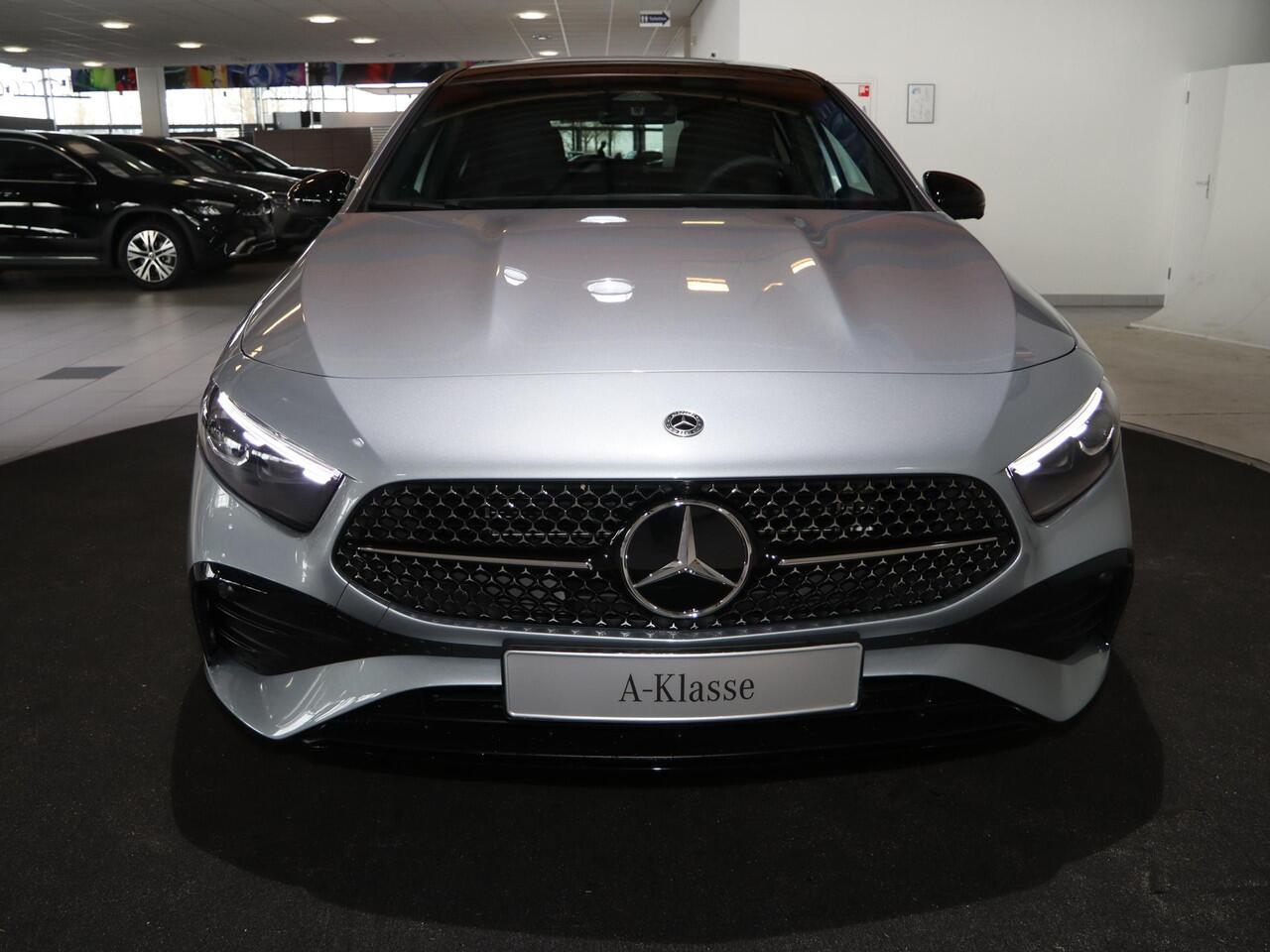 Mercedes-Benz A-KLASSE 250e Business Solution AMG | Panoramaschuifdak | Premium Plus | 19"AMG-velgen | Head-up display | Dodehoekassistent |