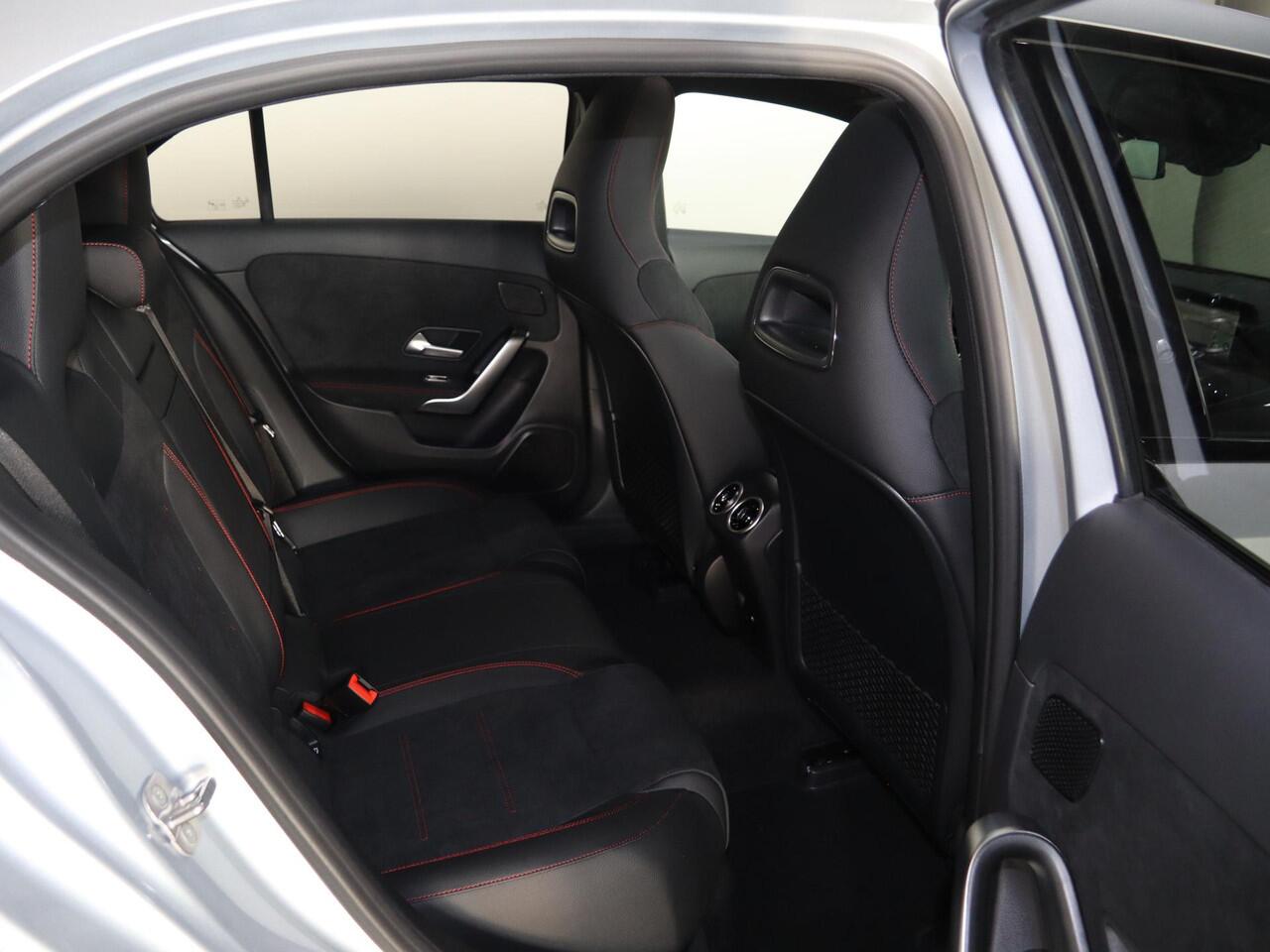 Mercedes-Benz A-KLASSE 250e Business Solution AMG | Panoramaschuifdak | Premium Plus | 19"AMG-velgen | Head-up display | Dodehoekassistent |