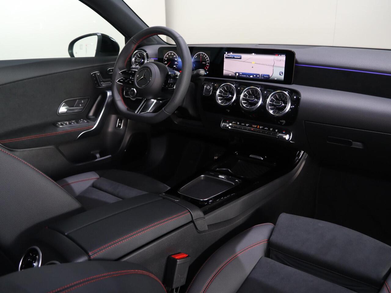 Mercedes-Benz A-KLASSE 250e Business Solution AMG | Panoramaschuifdak | Premium Plus | 19"AMG-velgen | Head-up display | Dodehoekassistent |