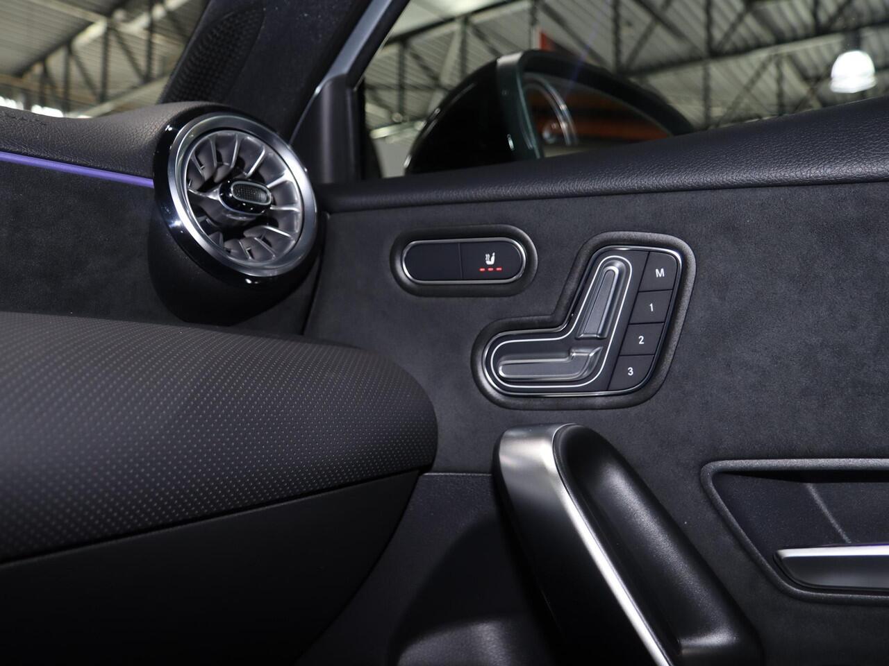 Mercedes-Benz A-KLASSE 250e Business Solution AMG | Panoramaschuifdak | Premium Plus | Head-up display | Dodehoekassistent |