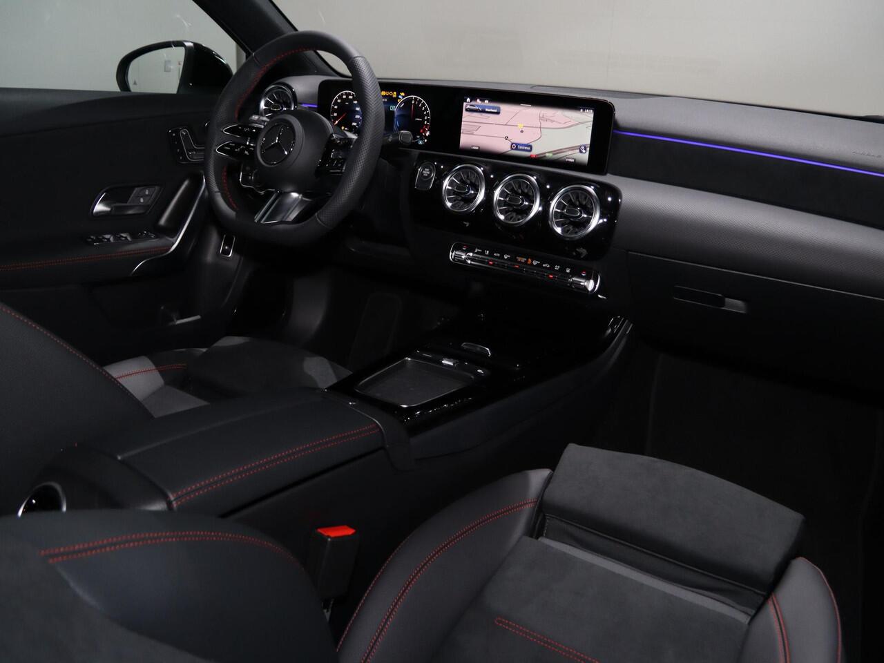 Mercedes-Benz A-KLASSE 250e Business Solution AMG | Panoramaschuifdak | Premium Plus | Head-up display | Dodehoekassistent |
