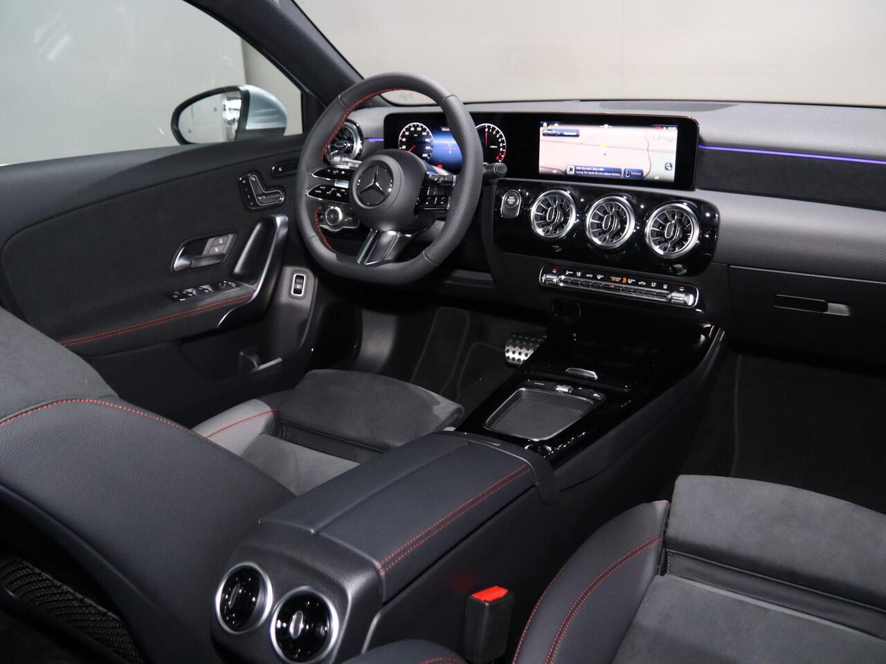Mercedes-Benz A-KLASSE 250e Business Solution AMG | Panoramaschuifdak | Head-up display | Premium Plus | Stoelverwarming | 360° camera |