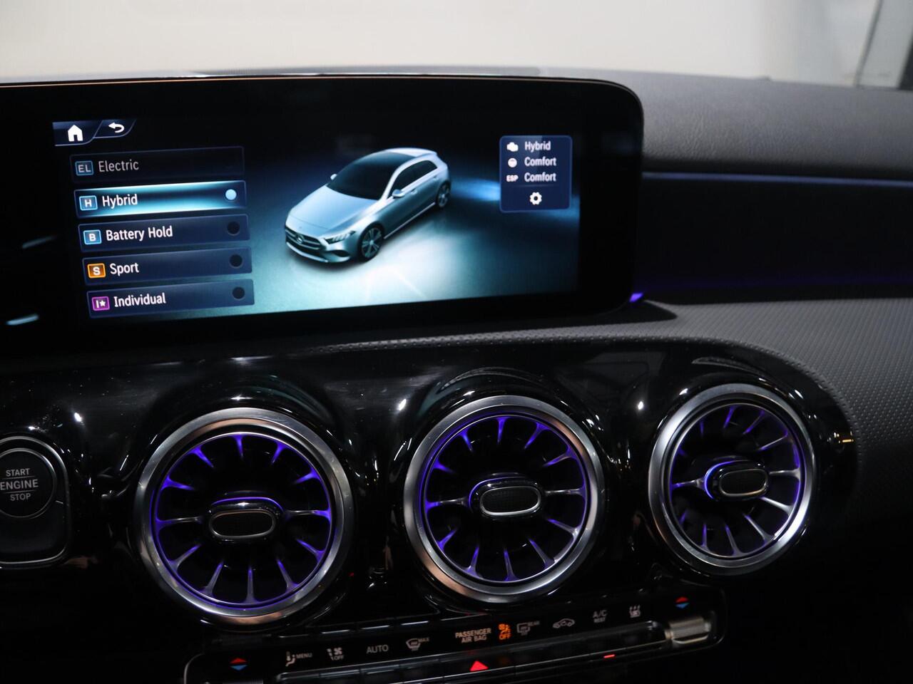 Mercedes-Benz A-KLASSE 250e Business Solution AMG | Panoramaschuifdak | Premium Plus | Head-up display | Dodehoekassistent |