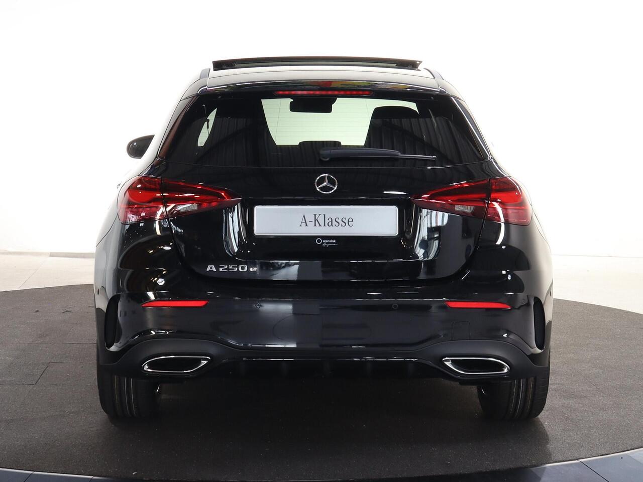 Mercedes-Benz A-KLASSE 250e Business Solution AMG | Panoramaschuifdak | Premium Plus | Head-up display | Dodehoekassistent |