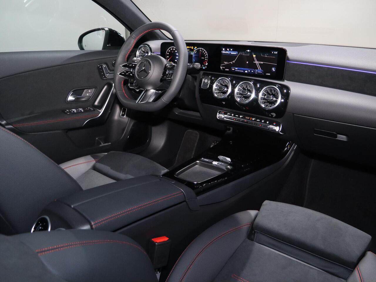 Mercedes-Benz A-KLASSE 250e Business Solution AMG | Panoramaschuifdak | Premium Plus | Head-up display | Dodehoekassistent |