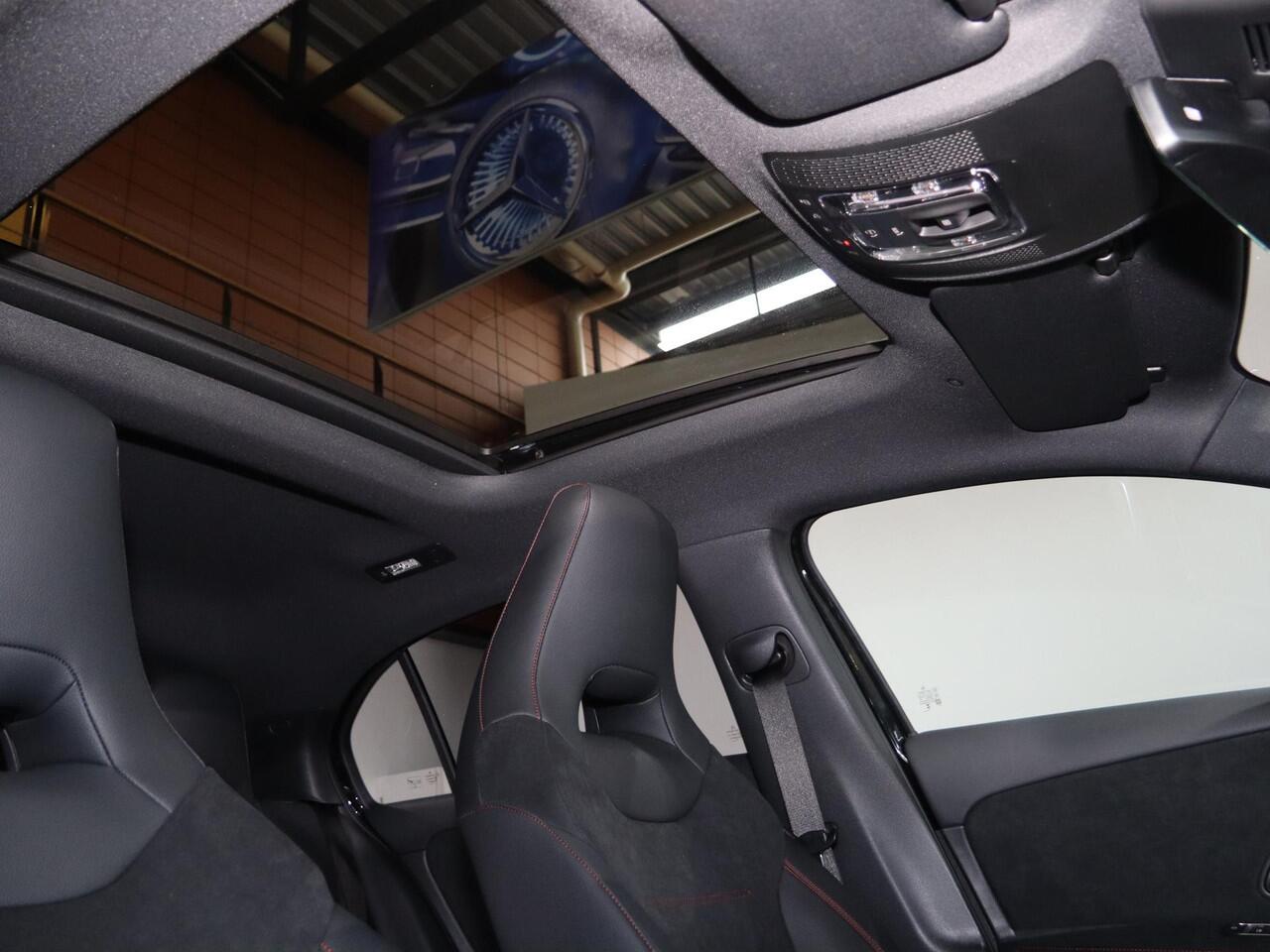Mercedes-Benz A-KLASSE 250e Business Solution AMG | Panoramaschuifdak | Premium Plus | Head-up display | Dodehoekassistent |