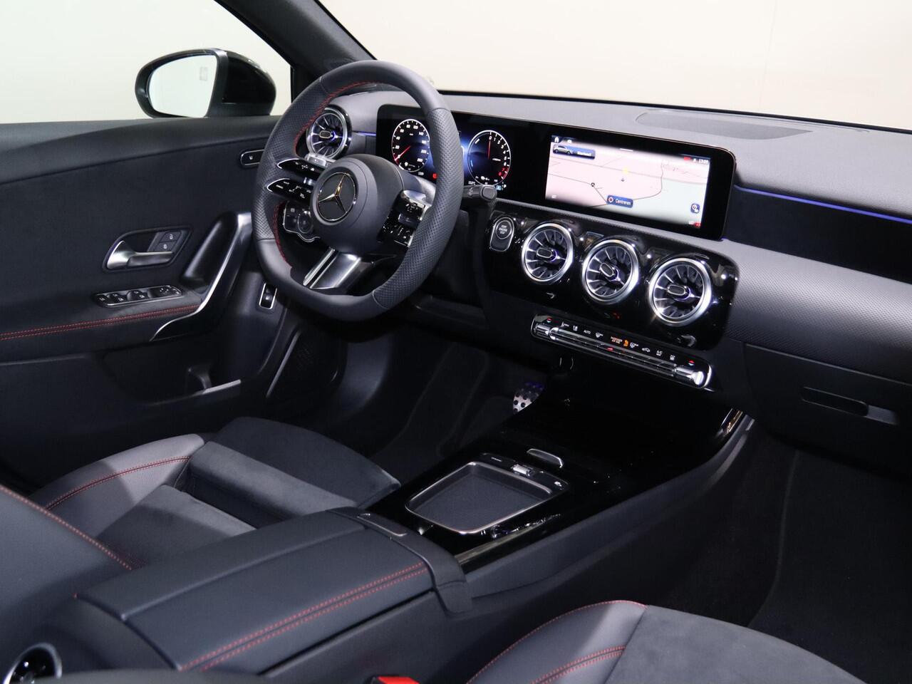 Mercedes-Benz A-KLASSE 250 e Business Solution AMG | Panoramaschuifdak | Stoelverwarming | Achteruitrijcamera | MULTIBEAM LED | Night Pakket |