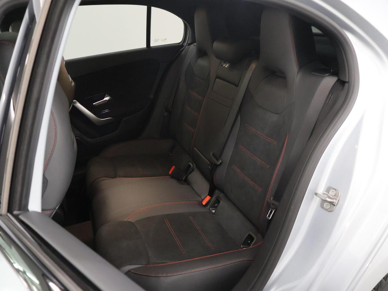 Mercedes-Benz A-KLASSE 180 Business Solution AMG | Panoramaschuifdak | Premium plus | Head-Up | Stoelverwarming | Achteruitrijcamera | MULTIBEAM LED |