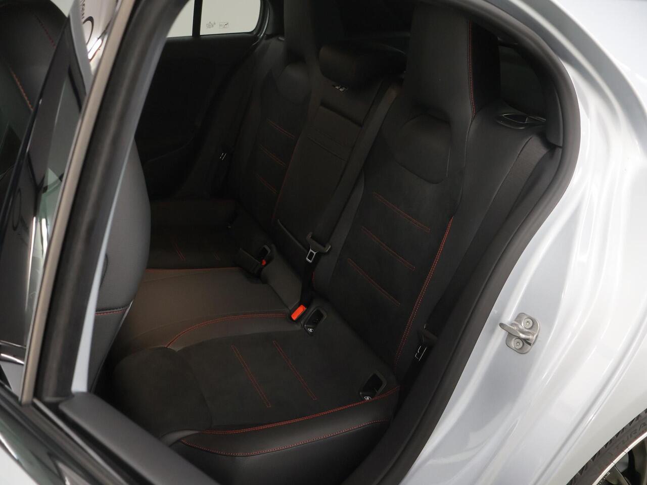 Mercedes-Benz A-KLASSE 180 Business Solution AMG | Panoramaschuifdak | Stoelverwarming | Achteruitrijcamera | MULTIBEAM LED |