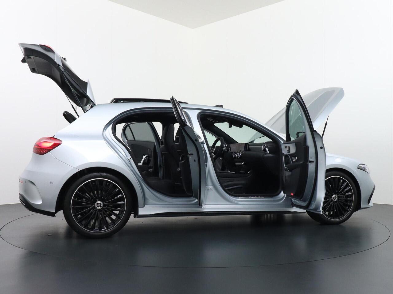 Mercedes-Benz A-KLASSE 180 Business Solution AMG | Panorama - Schuifdak | Memorystoelen | Head-Up Display | 360° Camera | Apple Carplay & Android Auto | Multibeam Led