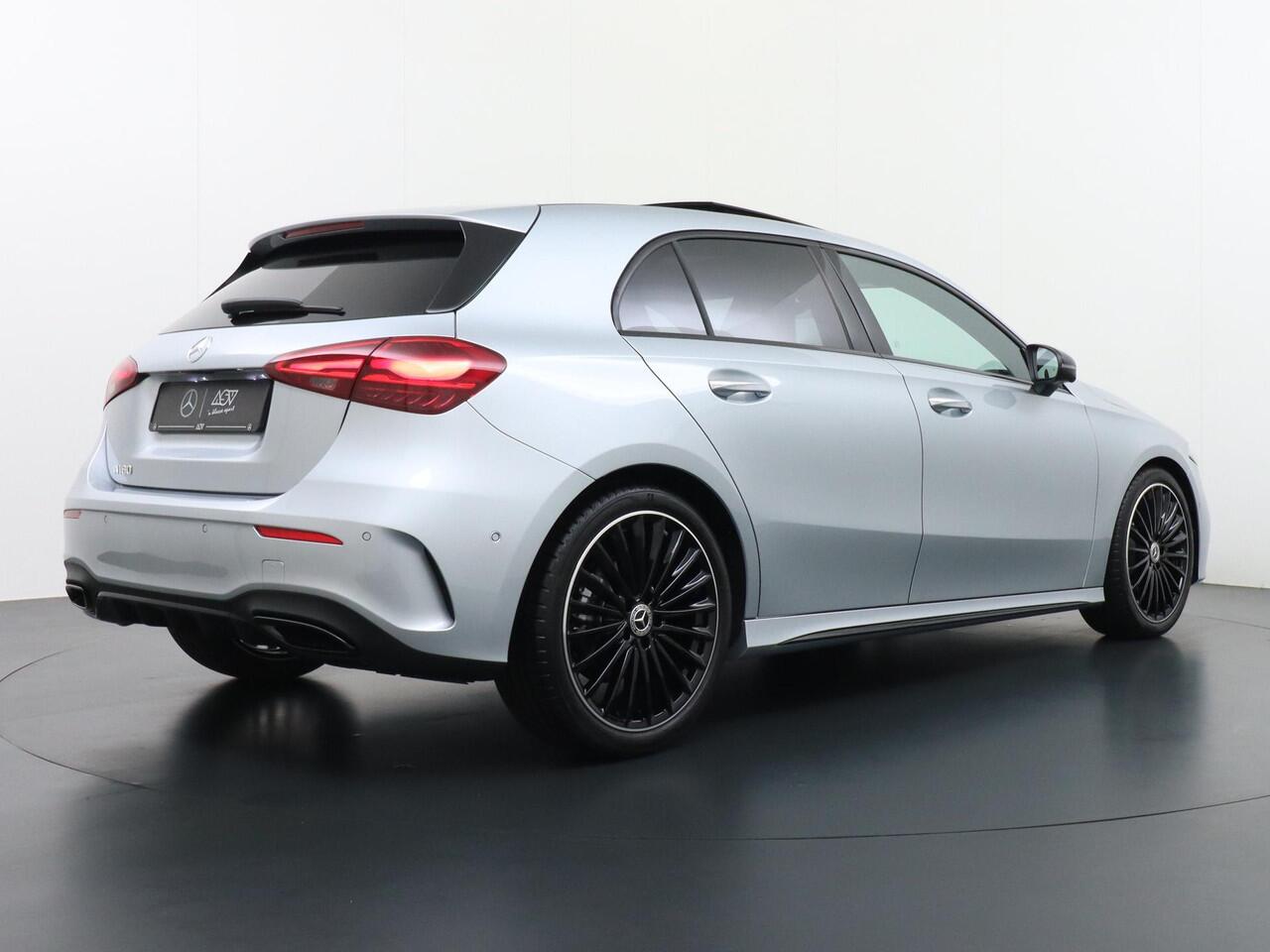 Mercedes-Benz A-KLASSE 180 Business Solution AMG | Panorama - Schuifdak | Memorystoelen | Head-Up Display | 360° Camera | Apple Carplay & Android Auto | Multibeam Led