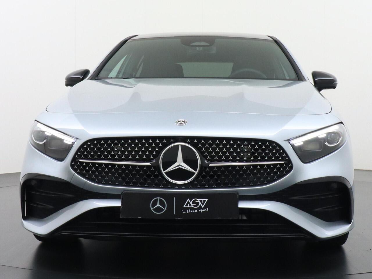 Mercedes-Benz A-KLASSE 180 Business Solution AMG | Panorama - Schuifdak | Memorystoelen | Head-Up Display | 360° Camera | Apple Carplay & Android Auto | Multibeam Led