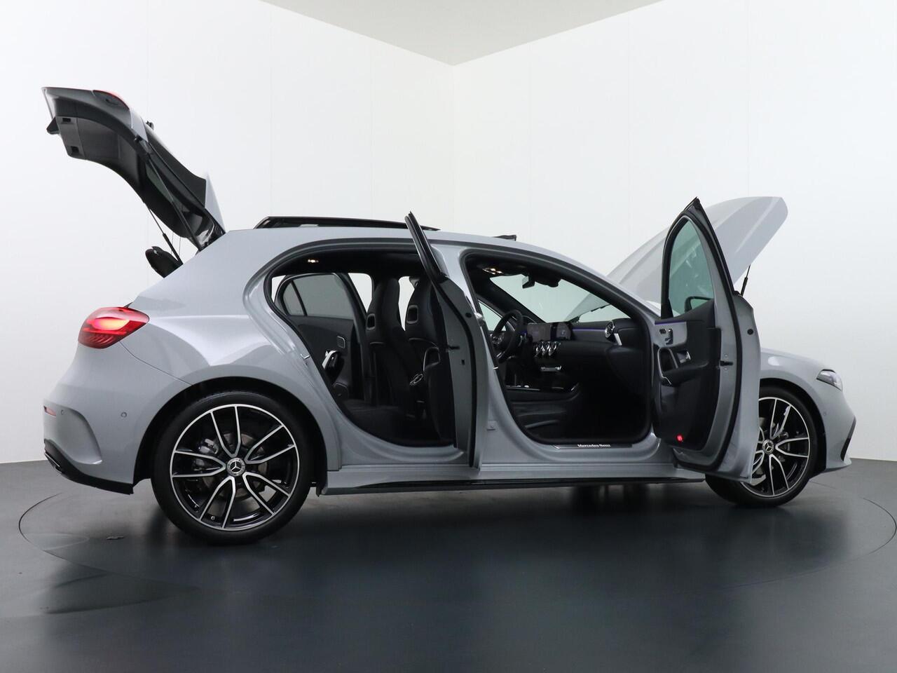 Mercedes-Benz A-KLASSE 180 Business Solution AMG | Panorama - Schuifdak | Burmester Surround Sound | Memorystoelen | Head-Up Display | 360° Camera | Multibeam Led | Apple Carplay & Android Auto