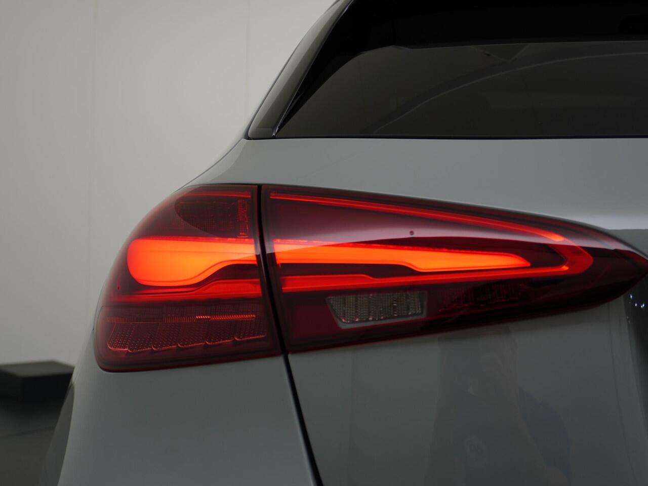 Mercedes-Benz A-KLASSE 180 Business Solution AMG | Panorama - Schuifdak | Burmester Surround Sound | Memorystoelen | Head-Up Display | 360° Camera | Multibeam Led | Apple Carplay & Android Auto