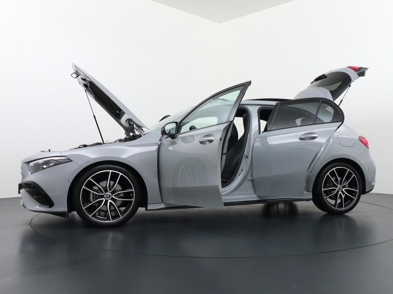 Mercedes-Benz A-KLASSE 180 Business Solution AMG | Memorystoelen | Apple Carplay & Android Auto | Panorama - Schuifdak | Head-Up Display | 360° Camera | Multibeam Led