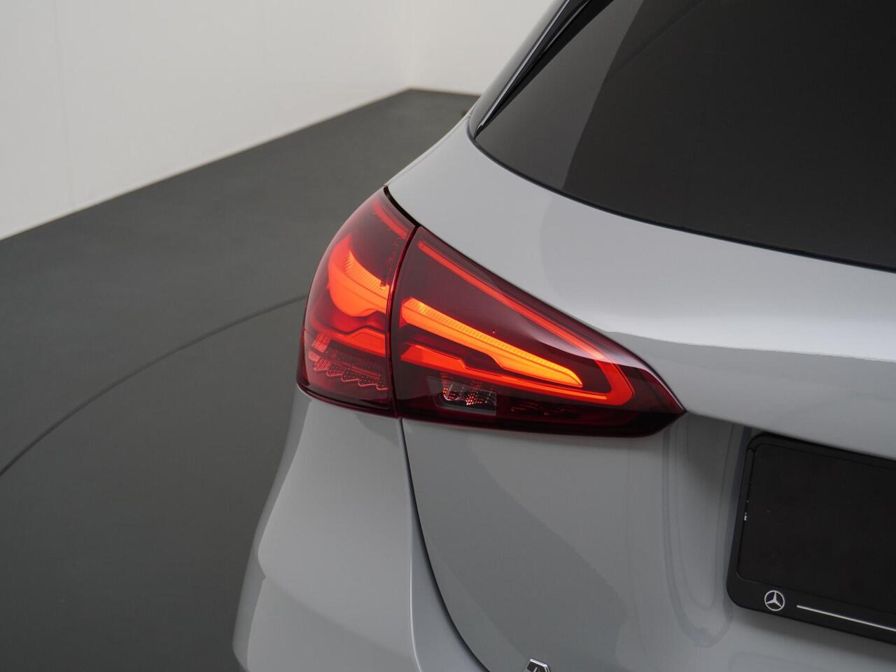 Mercedes-Benz A-KLASSE 180 Business Solution AMG | Memorystoelen | Apple Carplay & Android Auto | Panorama - Schuifdak | Head-Up Display | 360° Camera | Multibeam Led