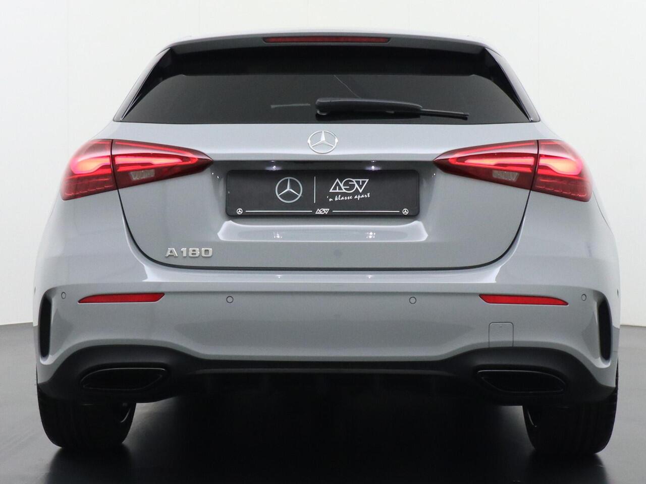 Mercedes-Benz A-KLASSE 180 Business Solution AMG | Memorystoelen | Apple Carplay & Android Auto | Panorama - Schuifdak | Head-Up Display | 360° Camera | Multibeam Led