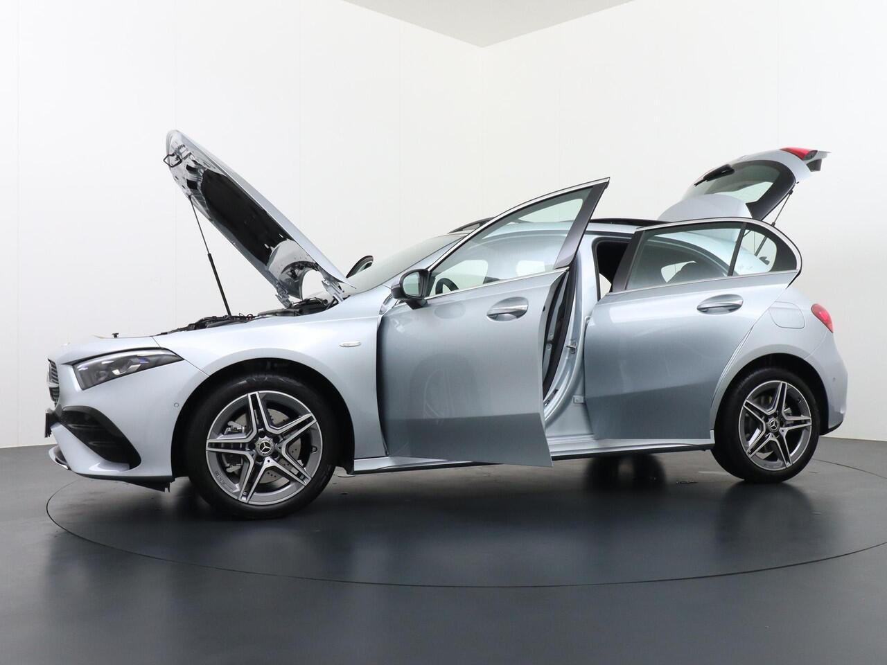 Mercedes-Benz A-KLASSE 250 e Business Solution AMG | Achteruitrijcamera | Apple Carplay & Android Auto | Multibeam Led | DAB+ Radio | Cruise Control | Sfeerverlichting | 18" Lichtmetalen AMG Velgen