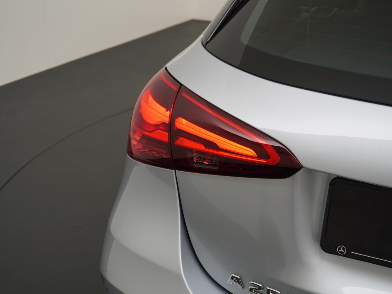 Mercedes-Benz A-KLASSE 250 e Business Solution AMG | Achteruitrijcamera | Apple Carplay & Android Auto | Multibeam Led | DAB+ Radio | Cruise Control | Sfeerverlichting | 18" Lichtmetalen AMG Velgen