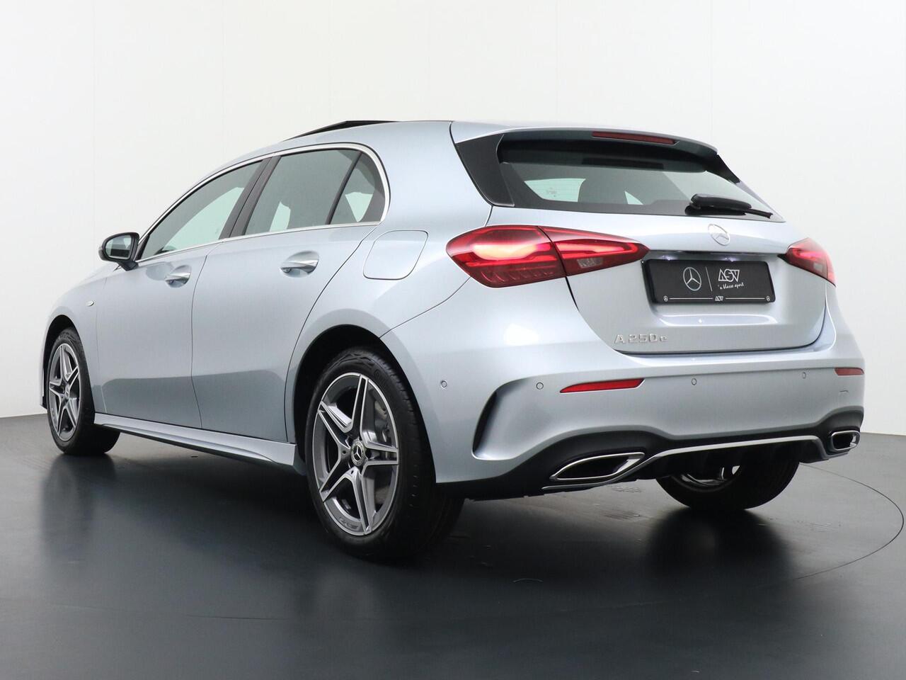 Mercedes-Benz A-KLASSE 250 e Business Solution AMG | Achteruitrijcamera | Apple Carplay & Android Auto | Multibeam Led | DAB+ Radio | Cruise Control | Sfeerverlichting | 18" Lichtmetalen AMG Velgen