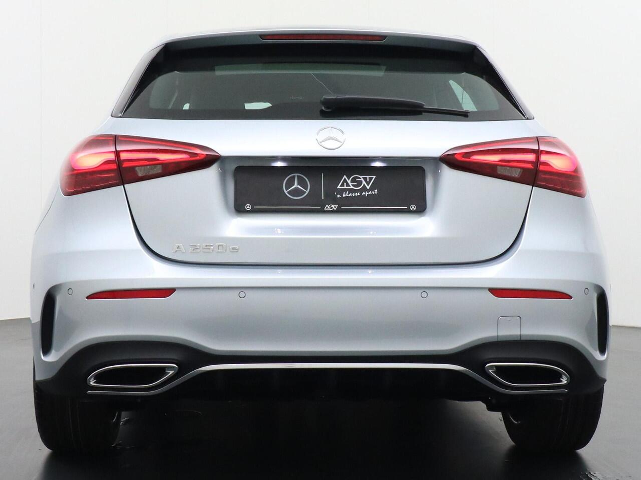 Mercedes-Benz A-KLASSE 250 e Business Solution AMG | Achteruitrijcamera | Apple Carplay & Android Auto | Multibeam Led | DAB+ Radio | Cruise Control | Sfeerverlichting | 18" Lichtmetalen AMG Velgen