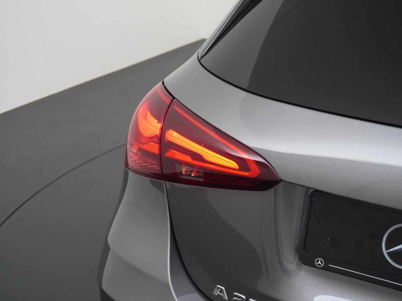 Mercedes-Benz A-KLASSE 250 e Business Solution AMG | Panorama - Schuifdak | Multibeam Led | Apple Carplay & Android Auto | Sfeerverlichting | Stoelverwarming Voorin | Achteruitrijcamera | Nightpakket