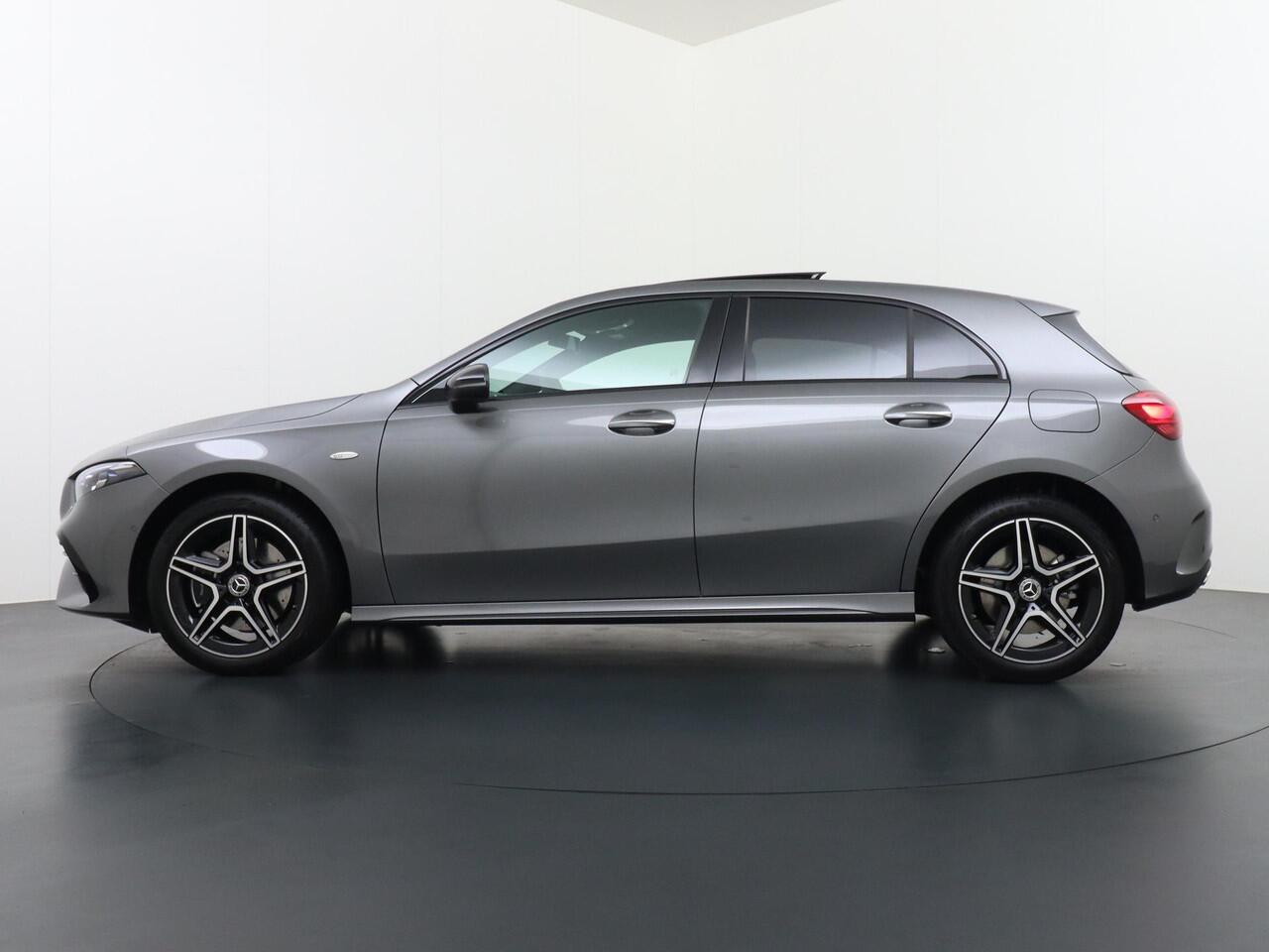 Mercedes-Benz A-KLASSE 250 e Business Solution AMG | Panorama - Schuifdak | Multibeam Led | Apple Carplay & Android Auto | Sfeerverlichting | Stoelverwarming Voorin | Achteruitrijcamera | Nightpakket