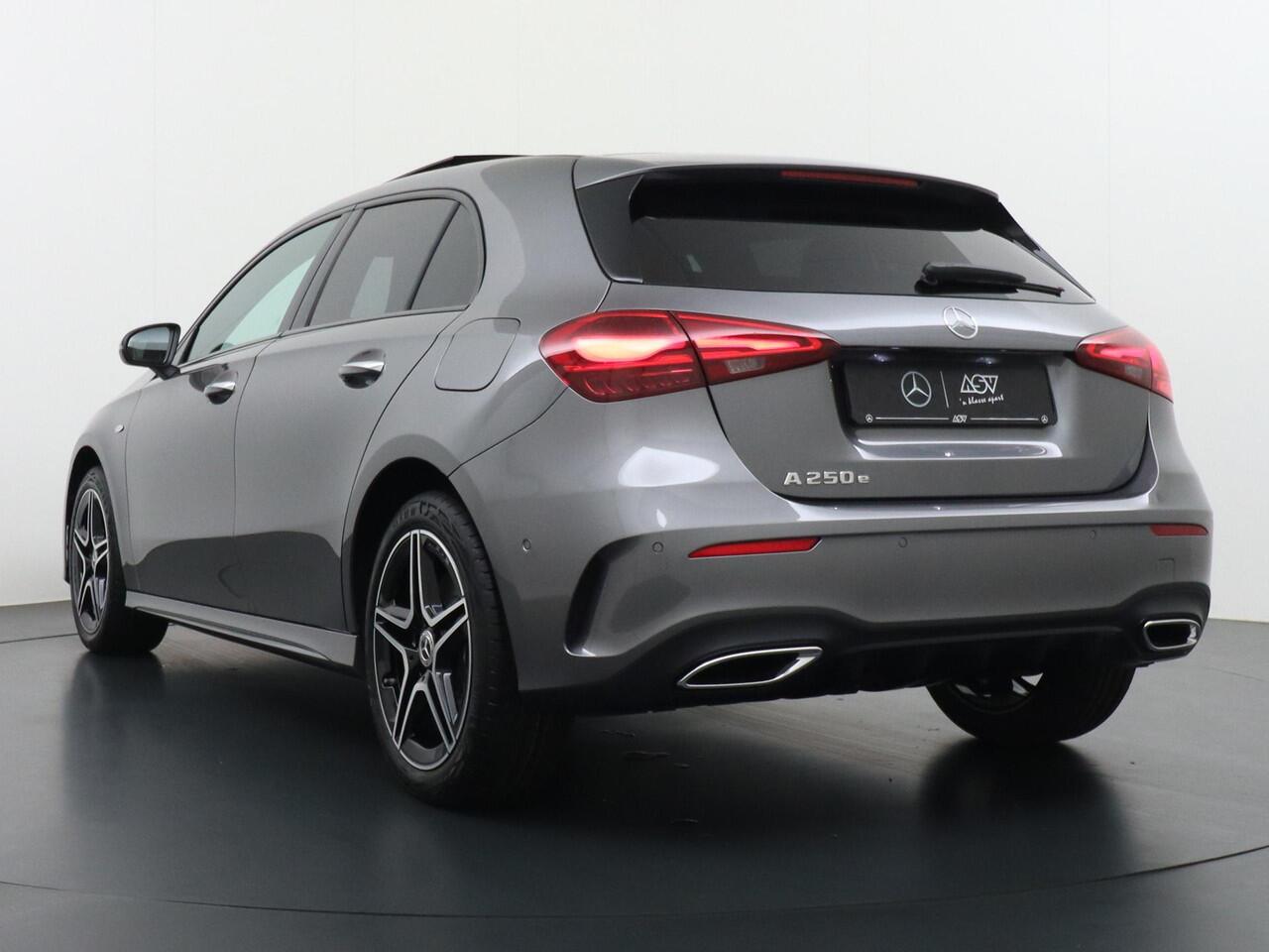 Mercedes-Benz A-KLASSE 250 e Business Solution AMG | Panorama - Schuifdak | Multibeam Led | Apple Carplay & Android Auto | Sfeerverlichting | Stoelverwarming Voorin | Achteruitrijcamera | Nightpakket