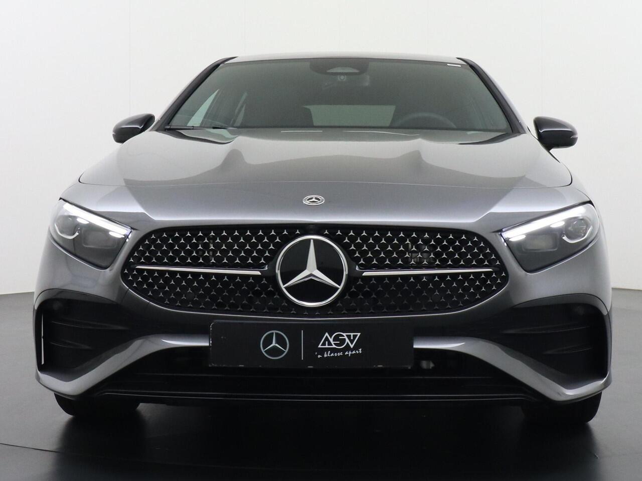 Mercedes-Benz A-KLASSE 250 e Business Solution AMG | Panorama - Schuifdak | Multibeam Led | Apple Carplay & Android Auto | Sfeerverlichting | Stoelverwarming Voorin | Achteruitrijcamera | Nightpakket