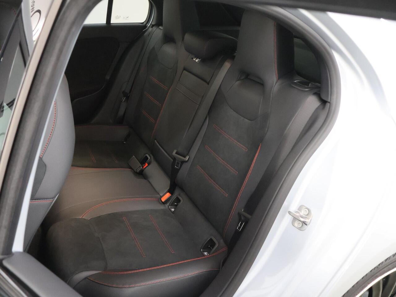 Mercedes-Benz A-KLASSE 180 Business Solution AMG | Panoramaschuifdak | Stoelverwarming | Achteruitrijcamera | MULTIBEAM LED |