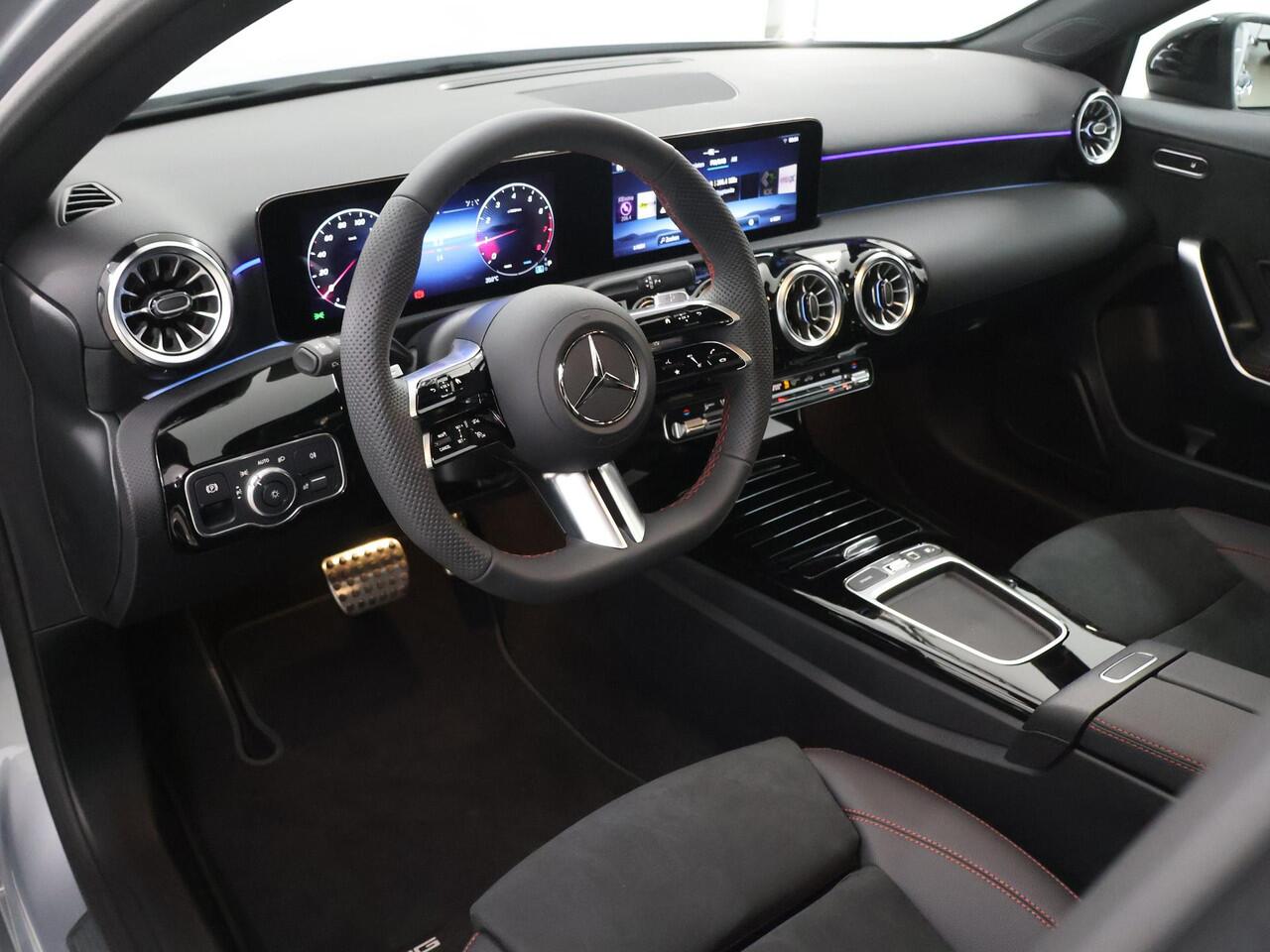 Mercedes-Benz A-KLASSE 180 Business Solution AMG | Panoramaschuifdak | Stoelverwarming | Achteruitrijcamera | MULTIBEAM LED |