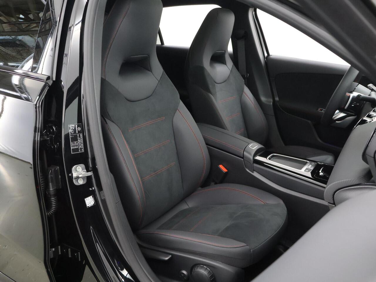 Mercedes-Benz A-KLASSE 250e Business Solution AMG Apple Carplay| Panoramaschuifdak | Stoelverwarming | Achteruitrijcamera | MULTIBEAM LED | Night Pakket | Driving Assistance Pakket