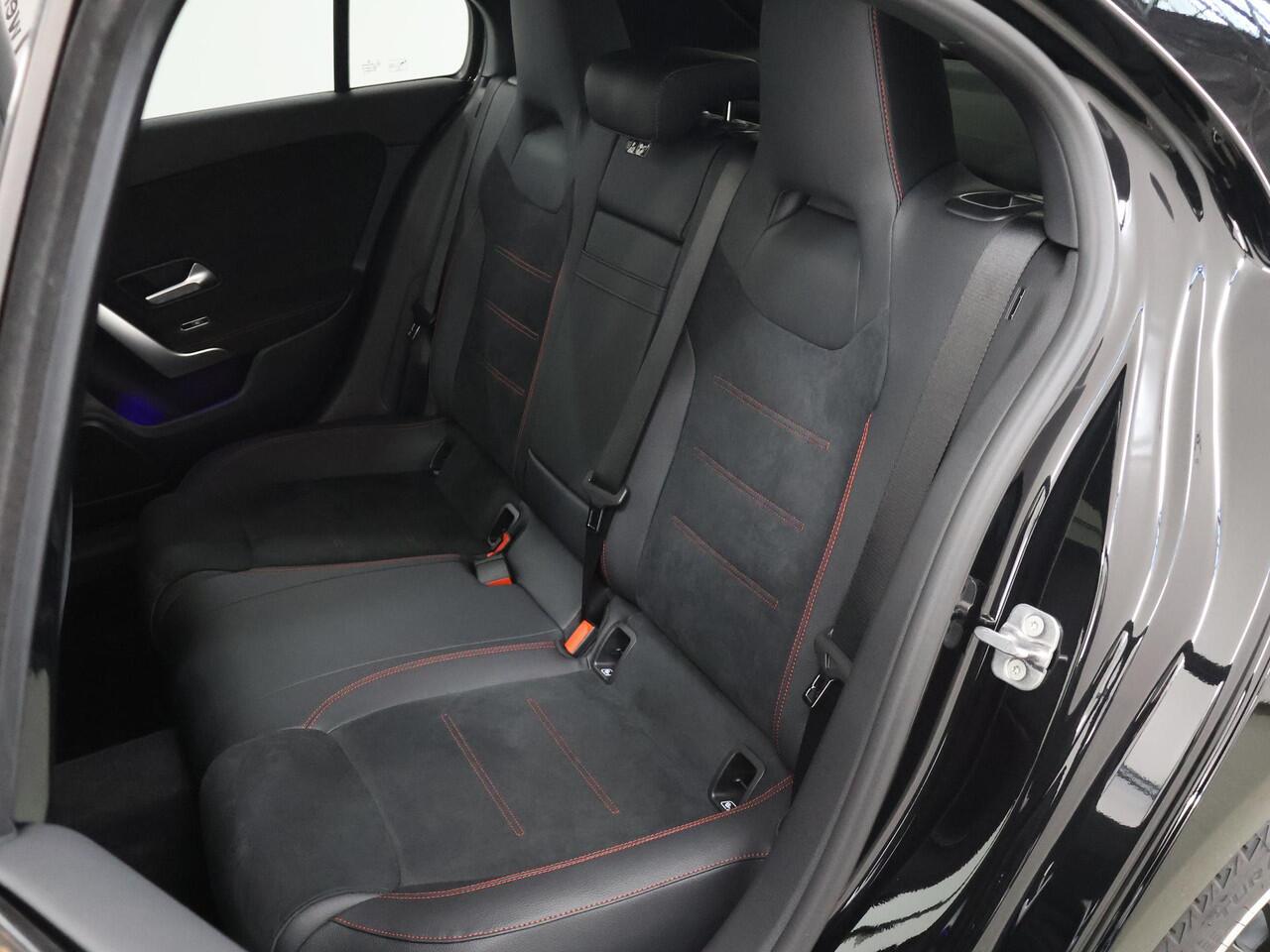 Mercedes-Benz A-KLASSE 250e Business Solution AMG Apple Carplay| Panoramaschuifdak | Stoelverwarming | Achteruitrijcamera | MULTIBEAM LED | Night Pakket | Driving Assistance Pakket