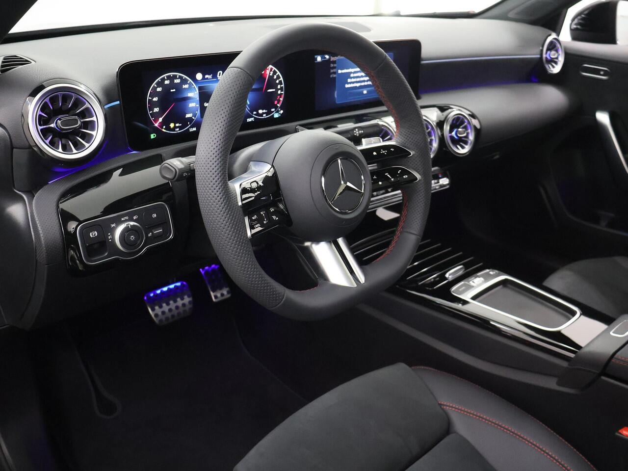 Mercedes-Benz A-KLASSE 250e Business Solution AMG Apple Carplay| Panoramaschuifdak | Stoelverwarming | Achteruitrijcamera | MULTIBEAM LED | Night Pakket | Driving Assistance Pakket