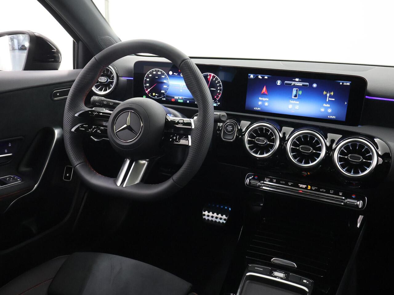 Mercedes-Benz A-KLASSE 250e Business Solution AMG Apple Carplay| Panoramaschuifdak | Stoelverwarming | Achteruitrijcamera | MULTIBEAM LED | Night Pakket | Driving Assistance Pakket